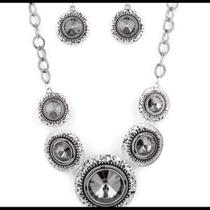 Paparazzi Necklace & Earring Set.. Limited Sale😍